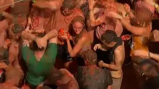 Halbnackte bewerfen sich mit Tomaten