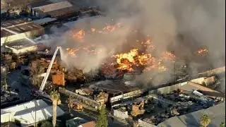 Watch large pallet fire in Compton