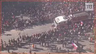 Manifestantes abren paso a Bomberos que acudía a emergencia en protesta en Santiago