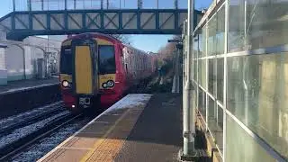 Class 387216 (Santa Train) arriving in a snowy London Road (Brighton)