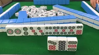 小哥后知后觉才发现九筒被打出，只能希望对手在打一次了