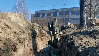 Kyiv volunteers build trenches and prepare Molotov cocktails for Russian troops