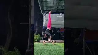 Consistency is the key! #dedication #hardwork #handstandpushup #hspu #calisthenics #streetworkout