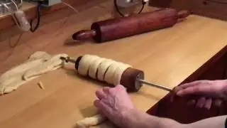 Making Chimney Cakes in R&uuml;desheim, Germany (Baumstriezel)