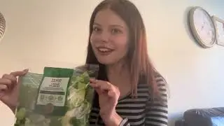 ASMR eat with me :) whisper ramble with chewing and crunchy sounds. 🥬🥒
