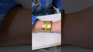 Bracciale rigido a schiava, lavorato a mano artigianalmente in oro giallo 18kt