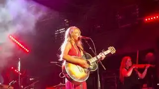 Dasha singing a brand new single Oh Anna