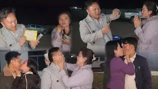 Счастливый отец купит браслет для своего дяди.
