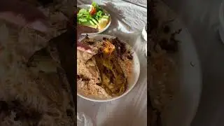 В ресторане заставили есть руками на полу
