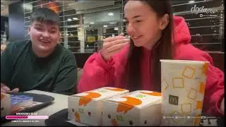 Dosia i Kijek. Oblężenie McDonald. Widzowie zamawiaja kurczaki do stolika.