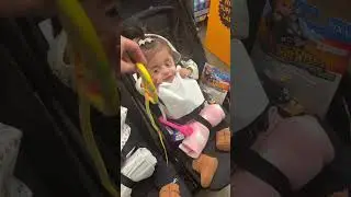 Just a momma with her two little girls going on a shopping stroll 😋💕