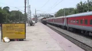 14004 New Delhi- New Farakka Express Overtaking NDLS - Patna AC Summer Special at Dildarnagar !!