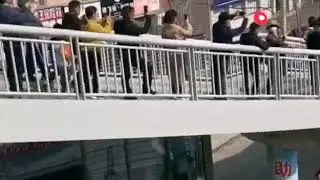 IL COMMOVENTE SALUTO DEI CITTADINI DI WUHAN AI MEDICI DOPO L'EMERGENZA