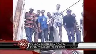 Cami&oacute;n se estrella en centro de internet - Republica Dominicana (V&iacute;a Al Rojo Vivo)