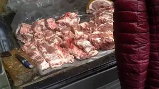 V&icirc;nd carne din stradă l&icirc;ngă GBC #Chisinau - Curaj.TV
