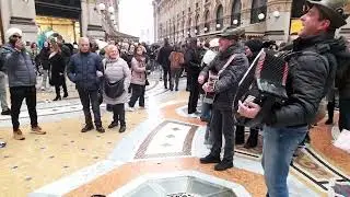 canti popolari - Serenata sotto le stelle - galleria di Milano con fisarmonica e chitarra