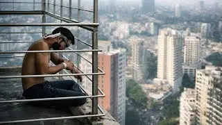 Luxury House Bana Jail ( Inside Movie explained in Hindi/Urdu