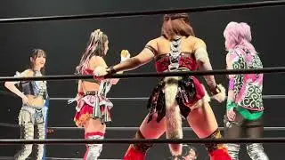 上原わかながハイパーミサヲに怪我をした歯をいじられるとハンバーガーを持ち出してしっかり噛み切り、享楽共鳴を噛み切る覚悟を見せる 東京女子「WRESTLE PRINCESS Ⅵ」2025年9月20日