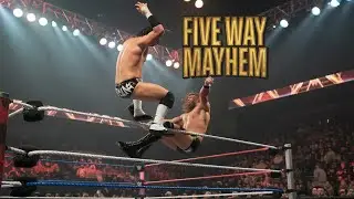 Матч по правилам Extreme Rules с участием пяти человек перерос в настоящее безумие.
