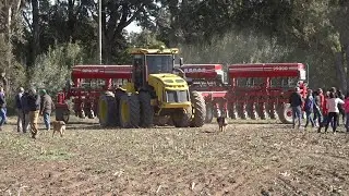 Sembradora Apache 99000, plegable y las ruedas no pisan lo sembrado.