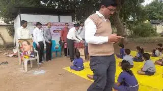 मुलांना मार्गदर्शन करताना मा. डाॅ. श्रीकांत परमणे, मा. डाॅ. मिलिंद जोशी