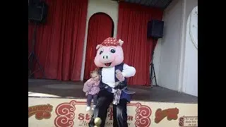 Gullivers World- Ellie Elephant Cheerleading and Percy Pig Pirate Shows