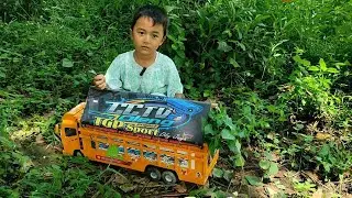 Alfaruq bawa truk oleng untuk nyari rumput pakan kambing