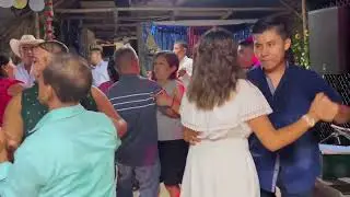 Con los muchachos Ángeles del amor la Elegancia musical tocando en Escuatitla  la Fiesta de Jessica 