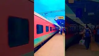 Dakshin Express Vidisha Railway Station 🚂🚃🚂 Mamma Mara 🚂🚃 #shorts #akshsingh #stashorts #train #rail