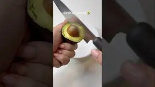 Simple avocado hack 🥑 #lifehacks #kitchen #kitchenhacks #simpletips #useful