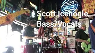 Matthew Lee plays &ldquo;Crazy Arms&rdquo;