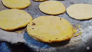 Preparando las deliciosas Tortillas de maíz amarillo Guatemaltecas.