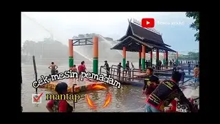melihat kegiatan petugas BPK di siring menara pandang banjarmasin , INDONESIA