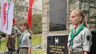 Złożenie kwiatów pod pomnikiem Solidarności