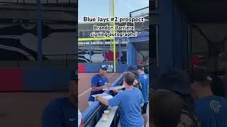 Toronto Blue Jays Top Prospect Brandon Barriera Signing Autographs! #ballpark #minorleague #bluejays