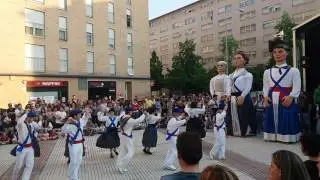 Mayordomos de la Rotxapea con los gigantes en fiestas 2017