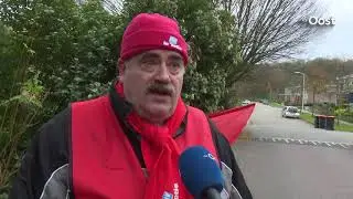Tientallen werknemers Stegeman voeren actie voor de poort in Wijhe