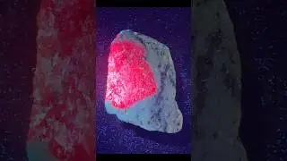 Зеленый цоизит с красным корундом (рубином) (светится в УФ), роговой обманкой и известняком