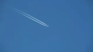 Why Planes Leave White Trails In The Sky  - The  Science Behind It