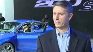 Президент и генеральный директор Chrysler Brand Эл Гарднер обсуждает Chrysler 200 2015 года