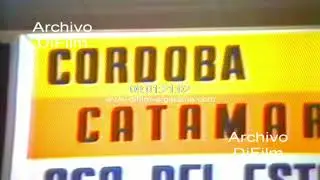 Gente comprando pasajes en boleteria de omnibus larga distancia 1980