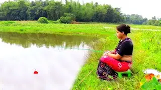 Fishing video ✅ The brave traditional village girl caught many fish the forest pond || fishing trap 