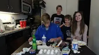 Joey Birlem & Tayler Holder (Jayler) - Hoodie Challenge