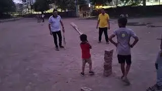 बच्चों के साथ गली क्रिकेट..