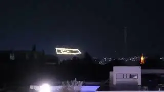 2024 Chipre - Bandera de la Rep&uacute;blica turca de Chipre del Norte iluminada por la noche
