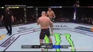 Johnny Walker flying knee k.o