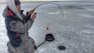Ice fishing Green-Bay on ultra-clear ice!