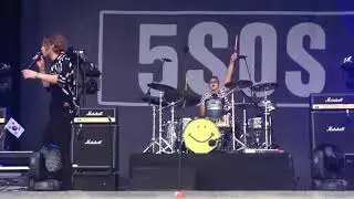 5SOS performing Girls Talk Boys in South Korea - Incheon Pentaport Rock Festival 2017