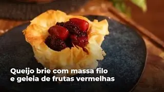 Queijo brie com massa filo e geleia de frutas vermelhas
