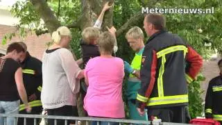 Jongen vast in boom in Noordscheschut